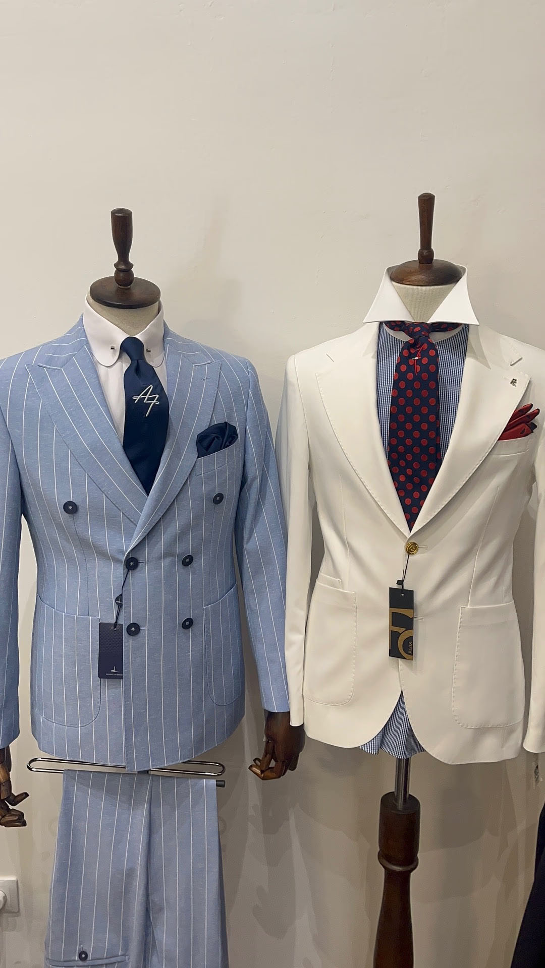 Egy győri öltönybolt az Alberto 7 két férfi öltönye